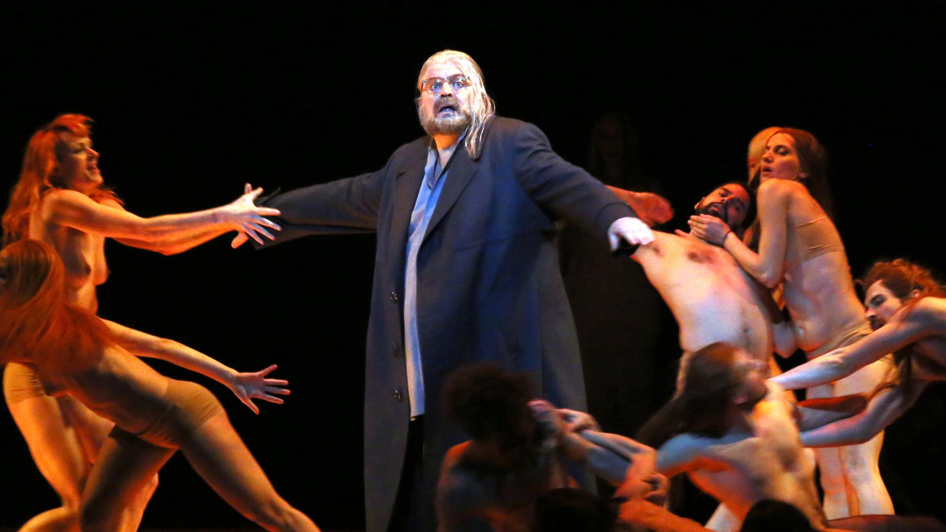 Der Sänger Peter Seiffert (M) als Tannhäuser steht am 07.04.2014 während der Probe zu "Tannhäuser" im Schiller Theater in Berlin mit Tänzern auf der Bühne.