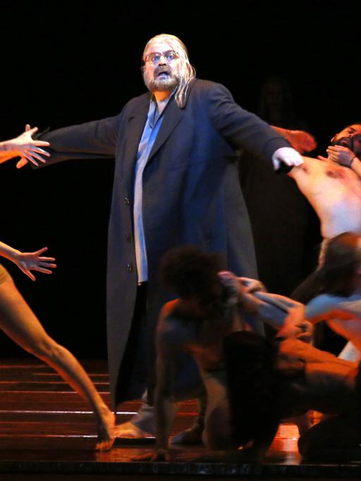 Der Sänger Peter Seiffert (M) als Tannhäuser steht am 07.04.2014 während der Probe zu "Tannhäuser" im Schiller Theater in Berlin mit Tänzern auf der Bühne.