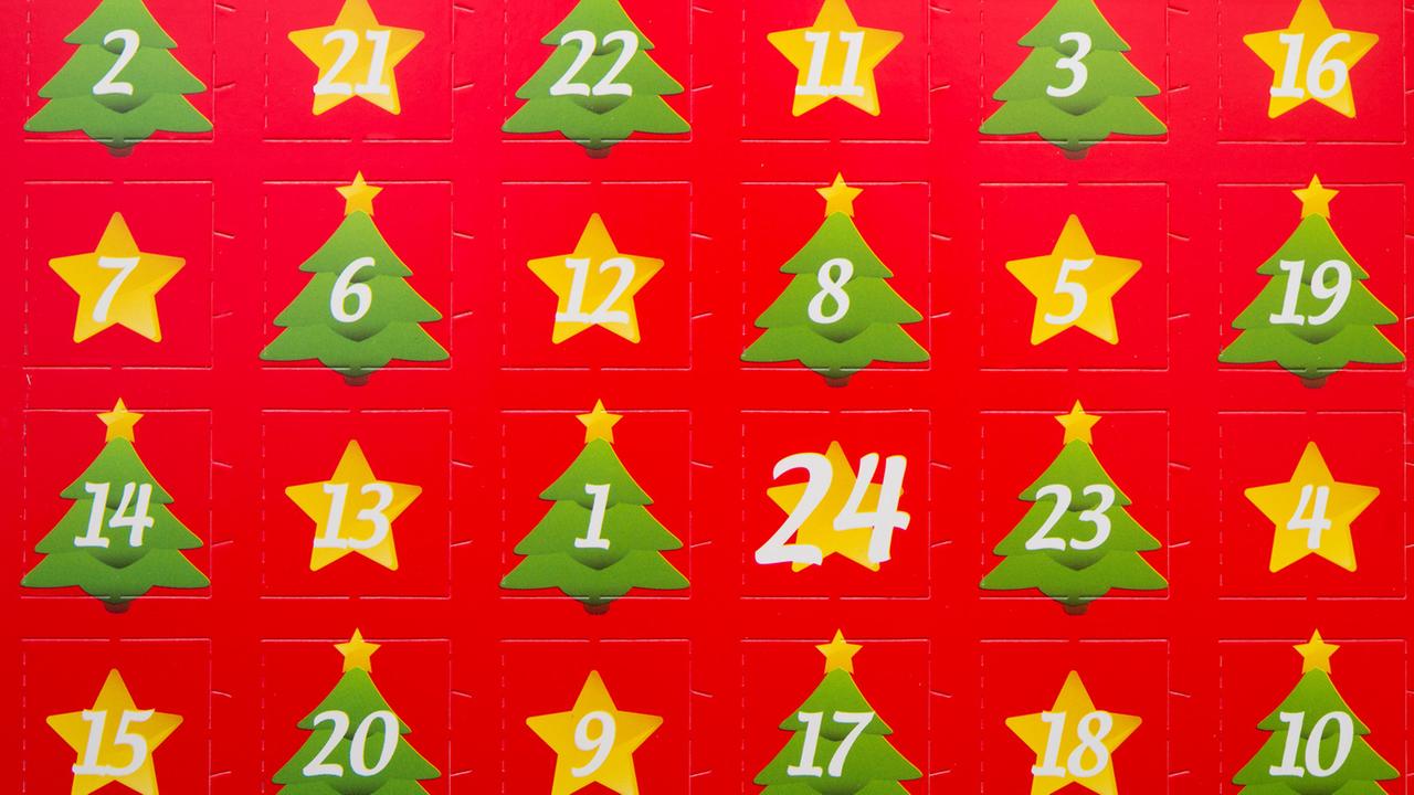 Noch geschlossen sind die Türchen eines Adventskalenders in Sieversdorf (Brandenburg).