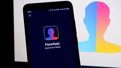 Ein User startet die FaceApp.