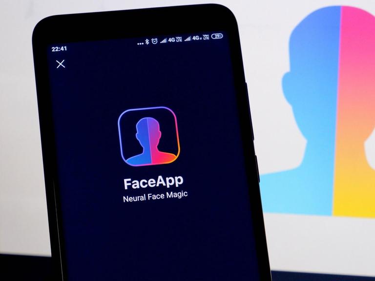 Ein User startet die FaceApp.