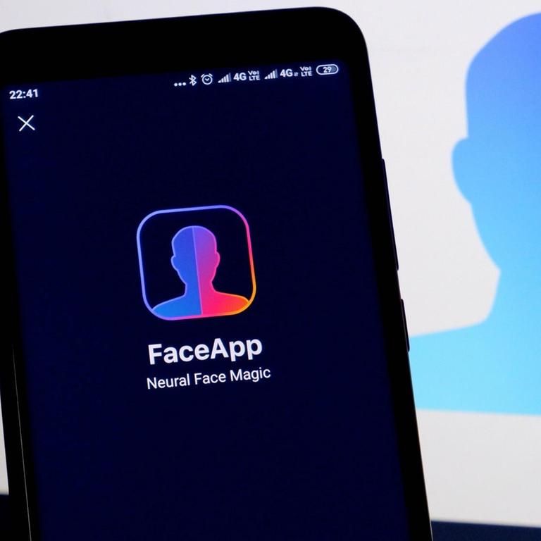 Ein User startet die FaceApp.