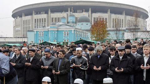 Russische Muslime beten vor der Hauptmoschee in Moskau.