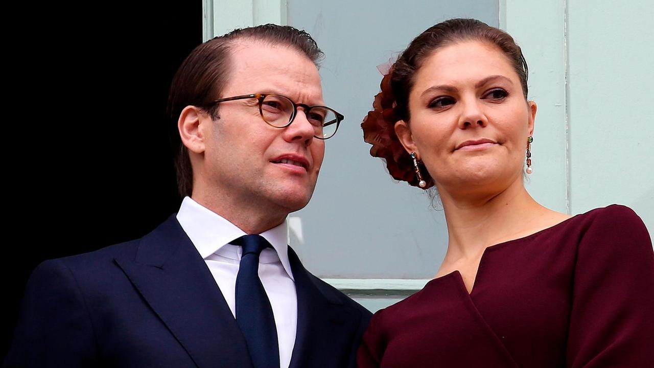 Prinz Daniel von Schweden (l) und Kronprinzessin Victoria stehen auf dem Balkon des Rathauses in Pau. Die schwedische Kronprinzessin Victoria und ihr Ehemann Prinz Daniel sind positiv auf das Coronavirus getestet worden.