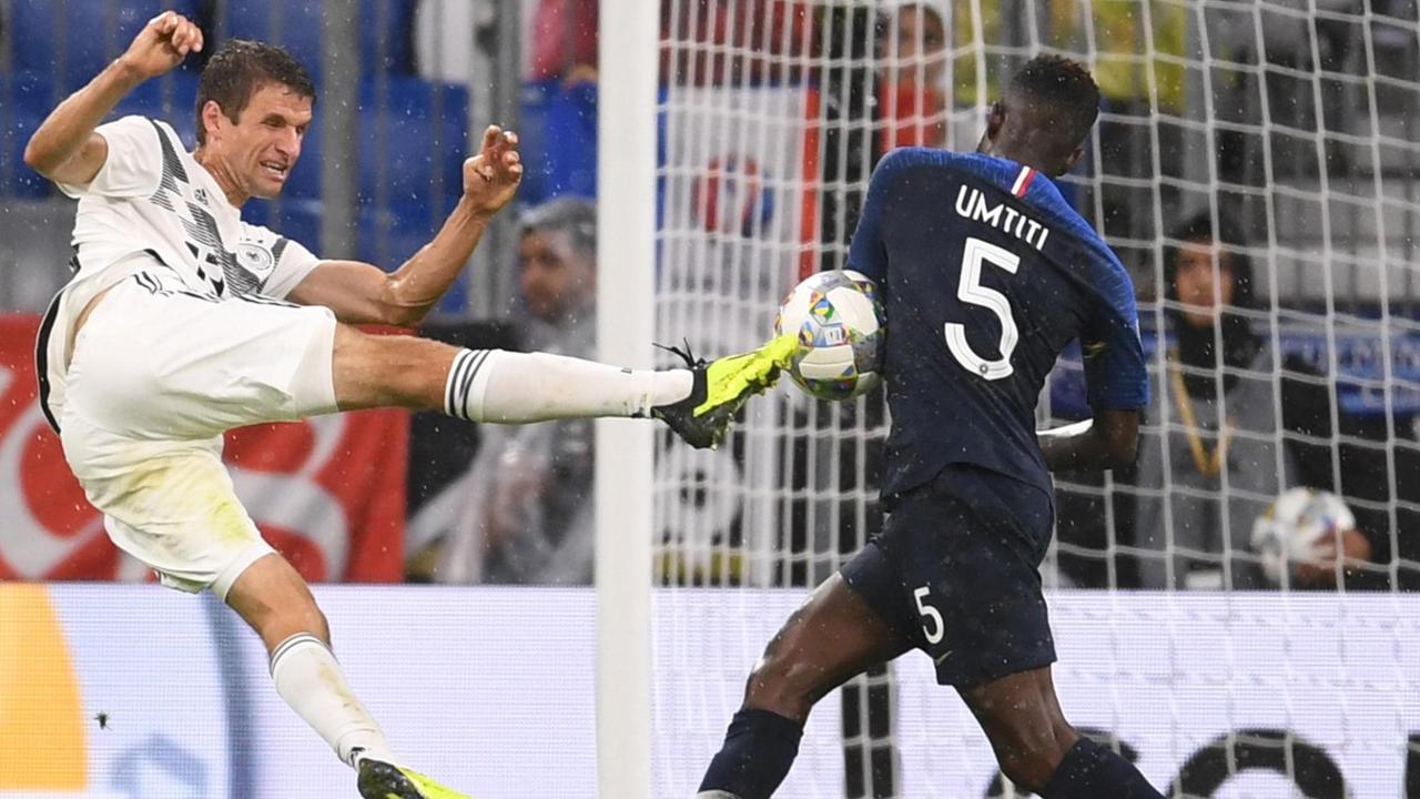 Im Zweikampf vor dem Tor wird der Schuss von Thomas Müller (Deutschland) von Samuel Umtiti (Frankreich) abgeblockt.