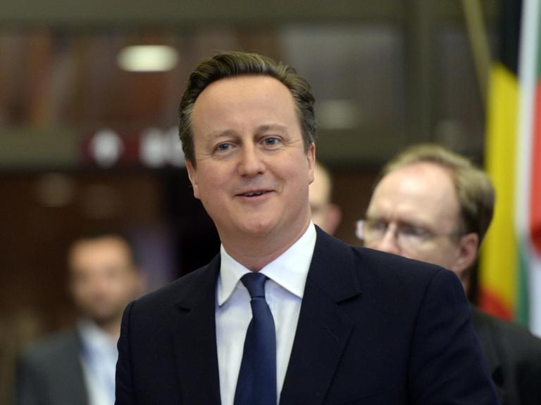 Der britische Premierminister David Cameron verlässt mit einem Lächeln den EU-Gipfel in Brüssel.