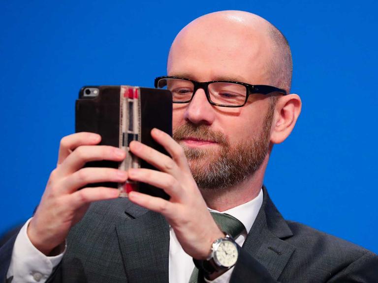 CDU-Generalsekretär Peter Tauber macht am 06.12.2016 beim 29. Bundesparteitag der CDU in Essen (Nordrhein-Westfalen) ein Foto mit seinem Smartphone.
