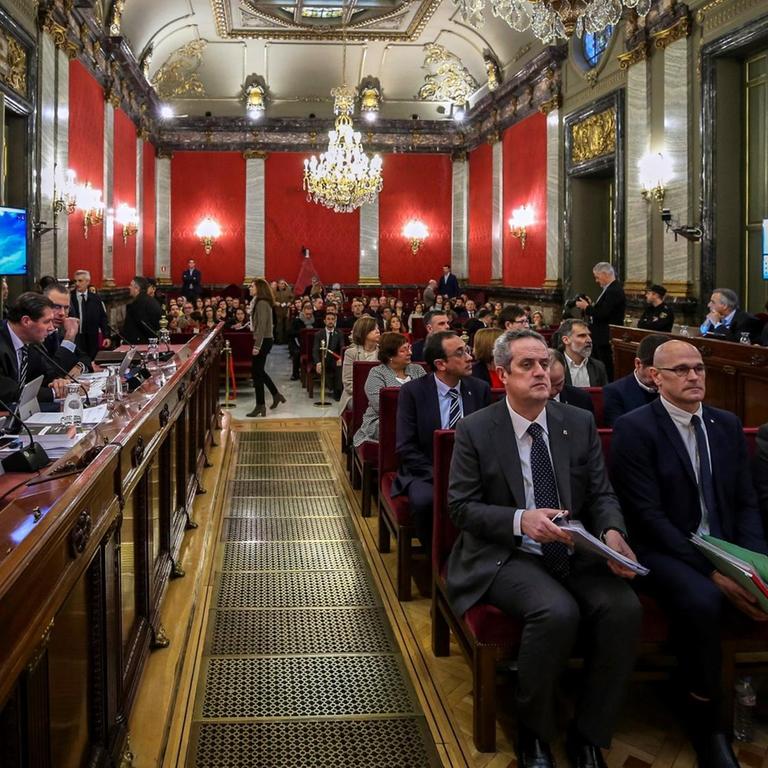 Blick in den Gerichtssaal beim Katalonien-Prozess in Madrid. Man sieht unter anderem die Unabhängigkeitsführer Joaquim Forn, Raul Romeva and Oriol Junqueras (erste Reihe von links nach rechts)



