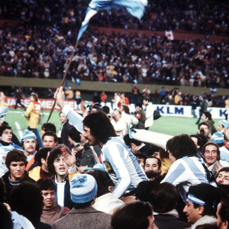 Die argentinischen Spieler werden von jubelnden Fans am 25.06.1978 im River Plate-Stadion in Buenos Aires auf Schultern getragen.