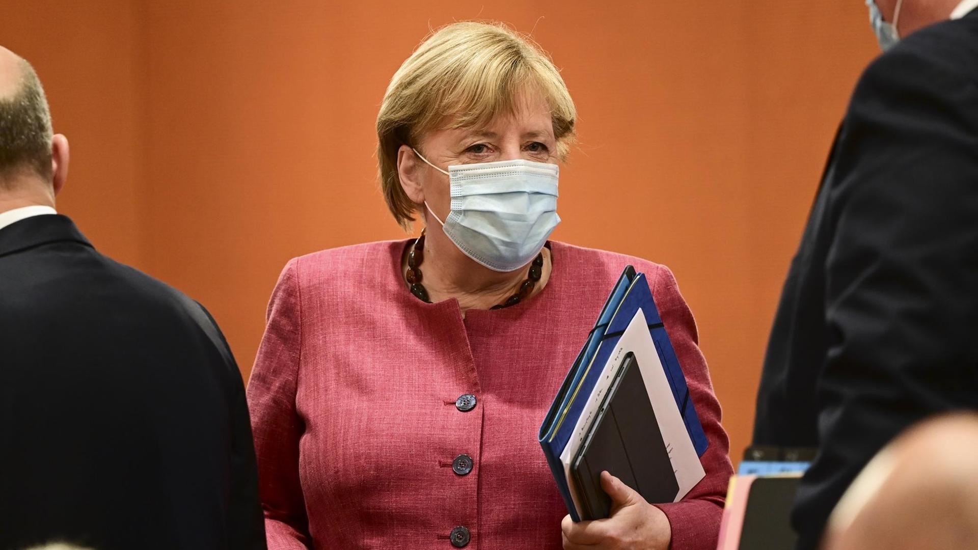 Bundeskanzlerin Angela Merkel (CDU) trägt eine medizinische Maske bei ihrer Ankunft zur wöchentlichen Kabinettssitzung im Kanzleramt. Bundeskanzlerin Angela Merkel (CDU) trägt eine medizinische Maske bei ihrer Ankunft zur wöchentlichen Kabinettssitzung im Kanzleramt.