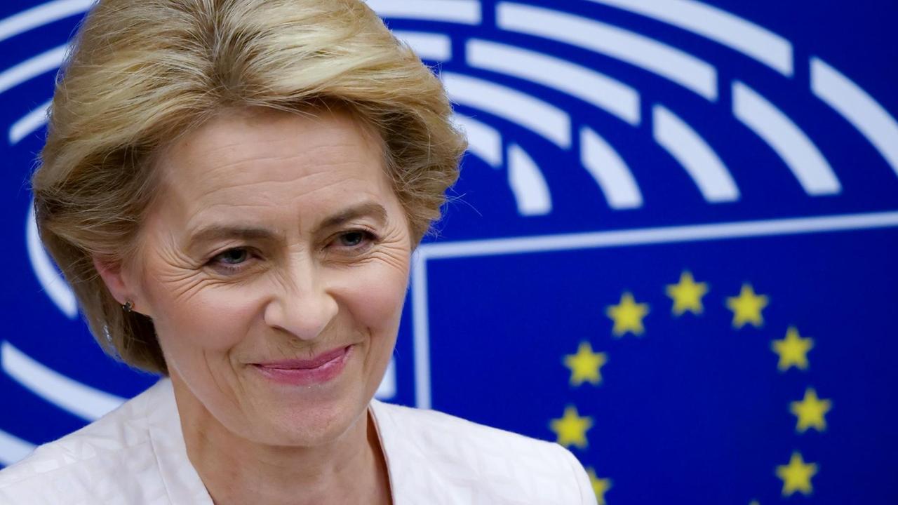 Ursula von der Leyen steht vor einer Europa-Fahne
