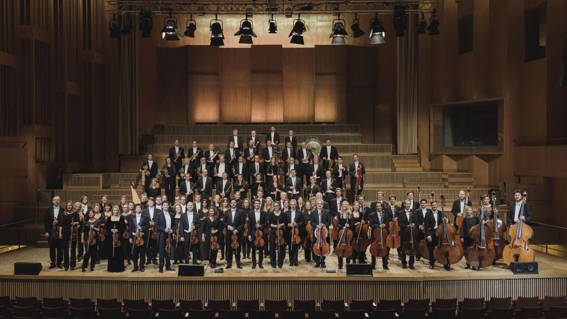 Das Orchester steht auf der Bühne des großen Sendesaales des Berliner Funkhauses in der Masurenallee.