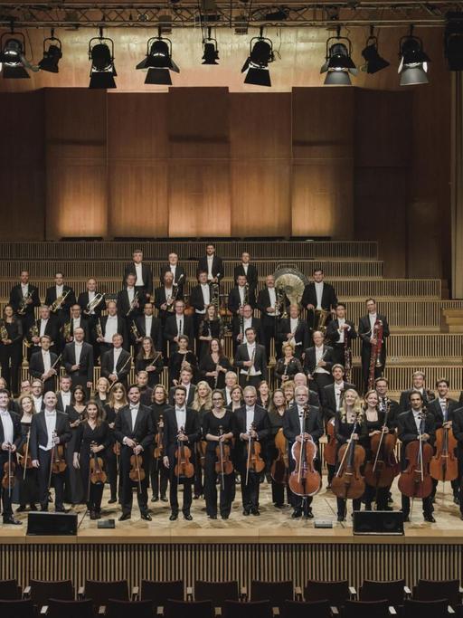 Das Orchester steht auf der Bühne des großen Sendesaales des Berliner Funkhauses in der Masurenallee.