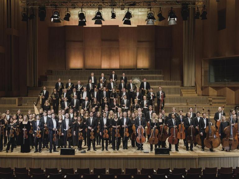 Das Orchester steht auf der Bühne des großen Sendesaales des Berliner Funkhauses in der Masurenallee.