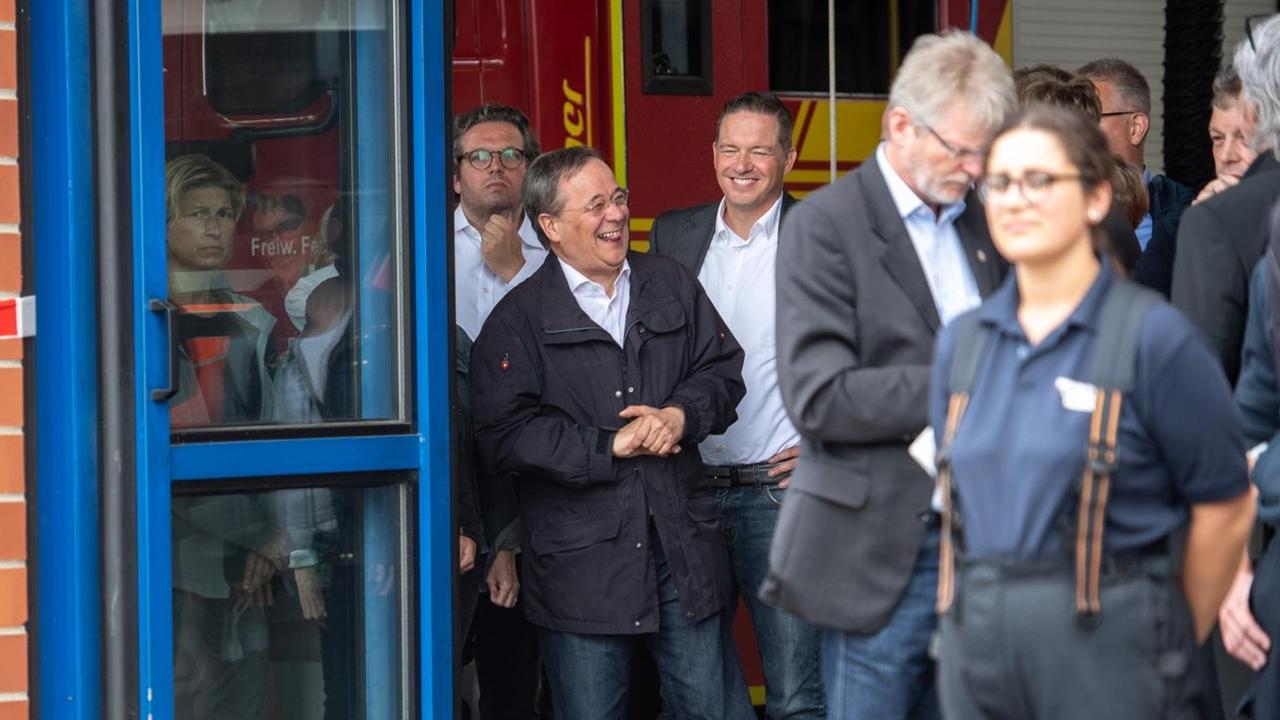 Armin Laschet (CDU), Ministerpräsident von Nordrhein-Westfalen, lacht, während Bundespräsident Steinmeier ein Pressestatement gibt.