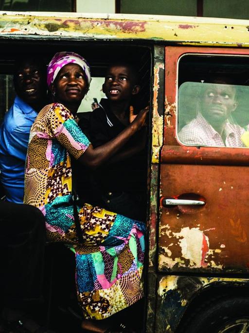 Einwohner Kinshasas in einem Minibus - Aus der Serie "Moving Kinshasa" 2017