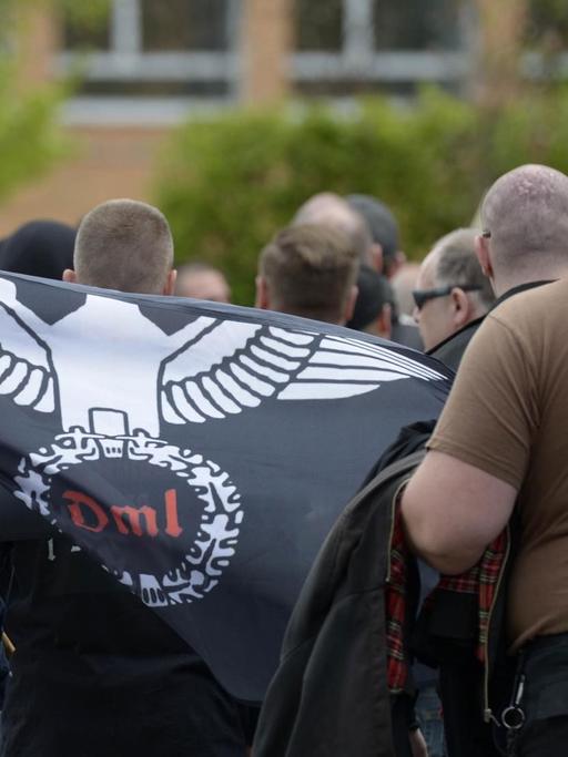 Teilnehmer eines Aufmarsches der rechtsextremen Gruppierung "Der dritte Weg" am 01.05.2015 in Saalfeld (Thüringen)