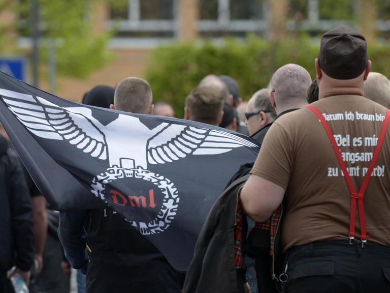 Teilnehmer eines Aufmarsches der rechtsextremen Gruppierung "Der dritte Weg" am 01.05.2015 in Saalfeld (Thüringen)