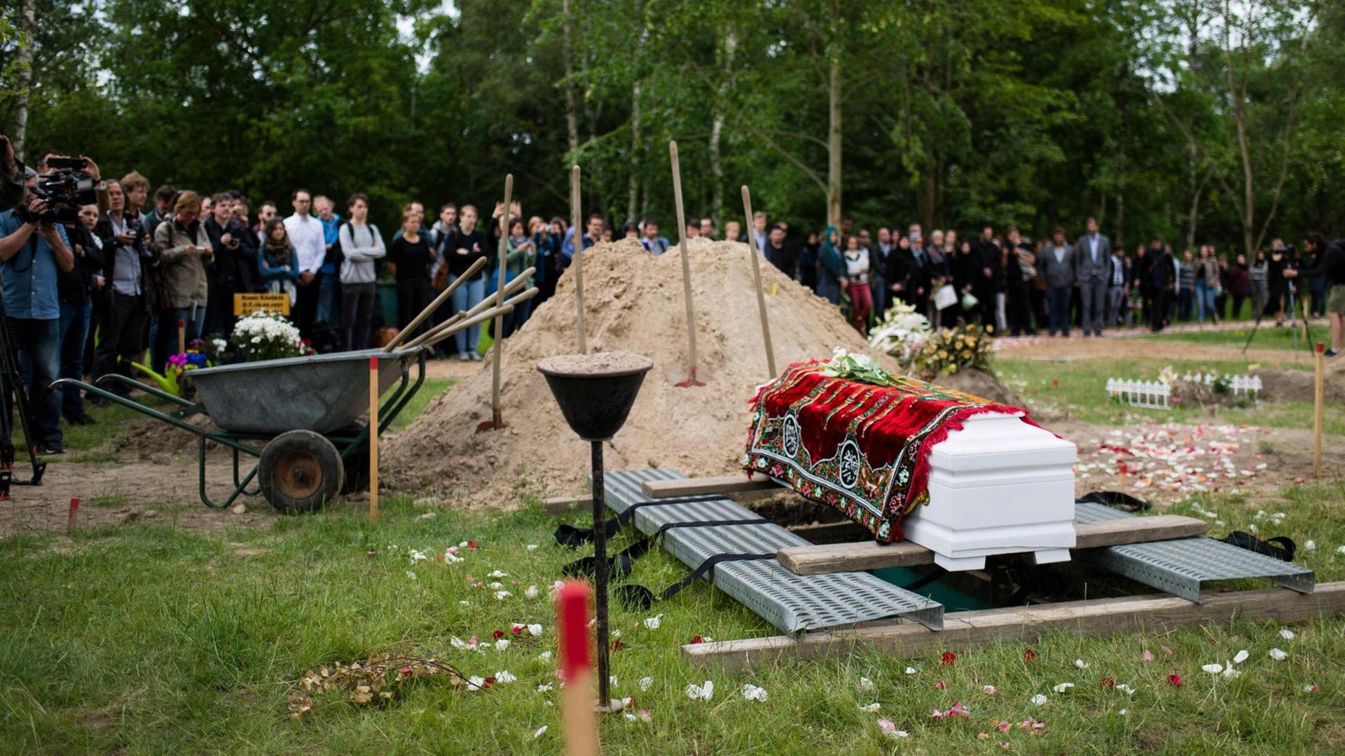 Der Sarg mit der Leiche einer im Mittelmeer ertrunkene Syrerin steht am 16.06.2015 während der Bestattung auf dem muslimischen Teil des Friedhofs Berlin-Gatow.