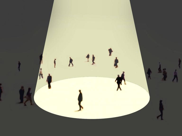 Illustration von Silhouetten, die in der Bildmitte durch einen Lichtstrahl gehen.