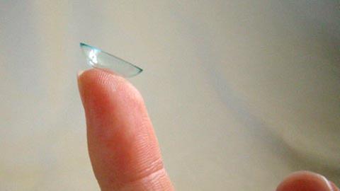 Kontaktlinsen können bald mit CO2-Hilfe eingefärbt oder mit Wirkstoffen versehen werden.