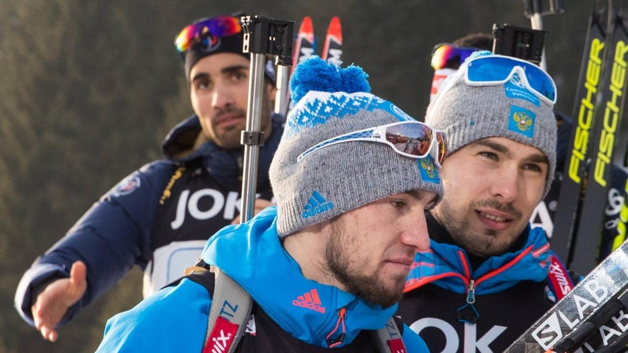 Martin Fourcade (hinten), Alexander Loginow und Anton Schipulin (vorne) im Februar 2017 bei der Biathlon-WM in Österreich.