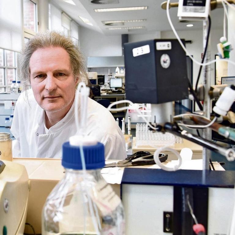 Olfert Landt, Geschäftsführer von TIB Milbiol in Berlin-Tempelhof, entwickelt und produziert mit seiner Firma Modular Kit Sets für den Test gegen den neuen Virus Corona. 