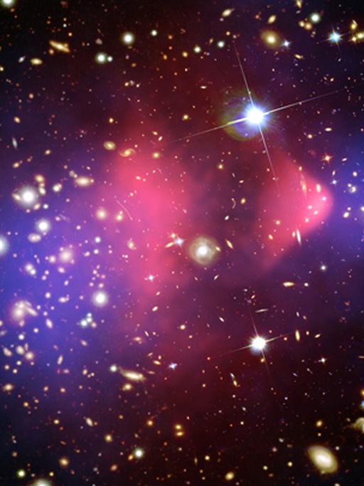 Dunkle Materie, aufgenommen vom Hubble Space Teleskop und dem Chandra X-Ray Observatorium. Auf dem Bild sind Sterne zu sehen und eine Art lila-rosafarbenen Nebels.