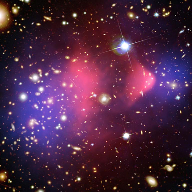 Dunkle Materie, aufgenommen vom Hubble Space Teleskop und dem Chandra X-Ray Observatorium. Auf dem Bild sind Sterne zu sehen und eine Art lila-rosafarbenen Nebels.