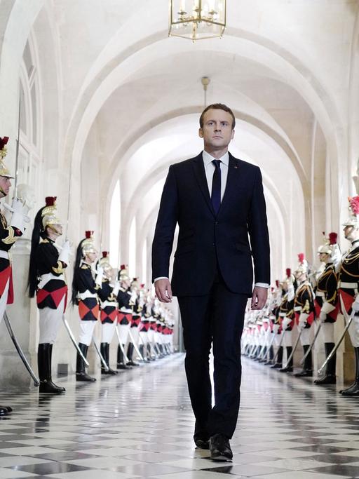 Der französische Präsident Emmanuel Macron auf dem Weg zu seiner Grundsatzrede im Schloss von Versailles am 3. Juli 2017.