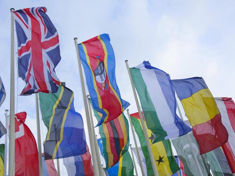 internationale Flaggen wehen im Wind