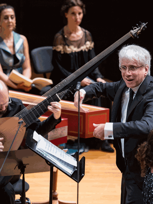 Giovanni Antonini dirigiert das Ensemble Il Giardino Armonico im Nationalen Musikforum Wrocław beim Festival Wratislavia Cantans.