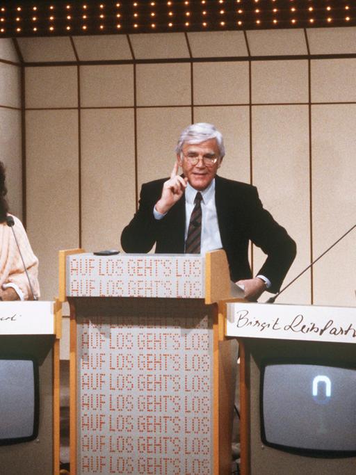 Joachim Fuchsberger mit Kandidaten in seiner Quizshow "Auf los geht's los" 1985