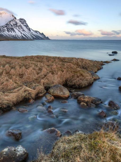 Blick auf einen Fjord in Island