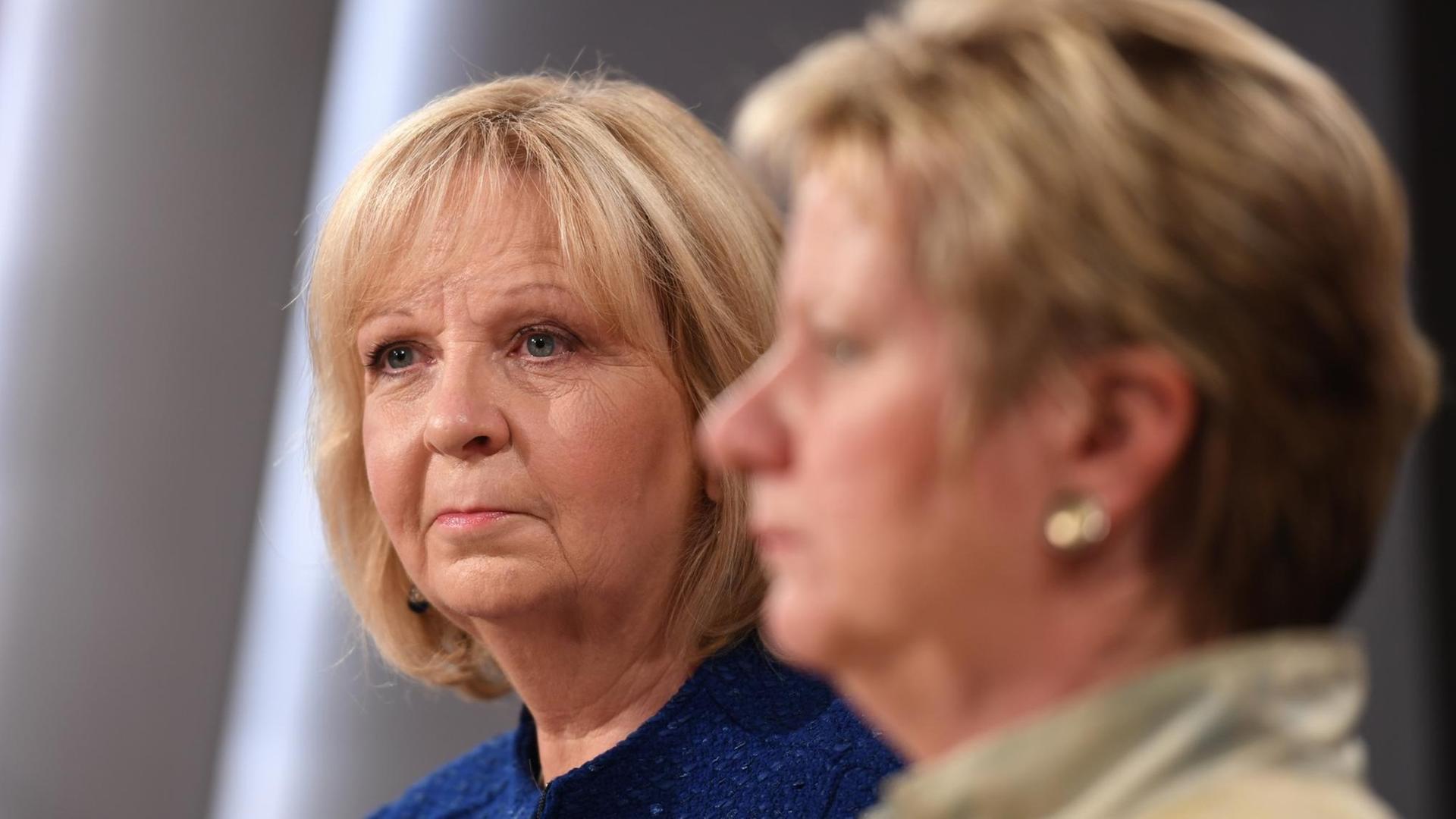 Die bisherige NRW-Ministerpräsidentin Hannelore Kraft (l, SPD) und die NRW-Spitzenkandidatin der Grünen, Sylvia Löhrmann, stehen nach der Landtagswahl im Wahlstudio in Düsseldorf.