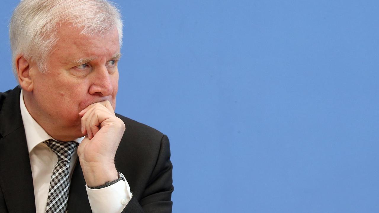 Das Foto zeigt Bundesinnenminister Horst Seehofer vor der Bundespressekonferenz.