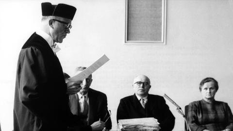 Eine Zeugenbefragung während eines Standgerichtsprozesses im März 1958. Den Angeklagten wird vorgeworfen, ungerechtfertigte Todesurteile vollstreckt zu haben.
