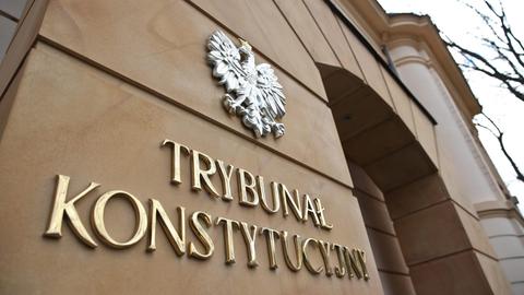Man sieht die Fassade des polnischen Verfassungstribunals.