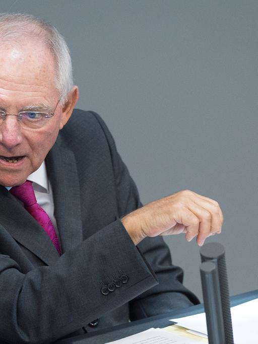 Bundesfinanzminister Wolfgang Schäuble (CDU) spricht am 09.09.2014 im Reichstag in Berlin während der Sitzung des Bundestags.
