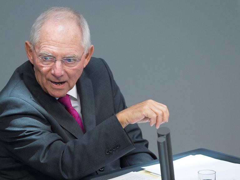Bundesfinanzminister Wolfgang Schäuble (CDU) spricht am 09.09.2014 im Reichstag in Berlin während der Sitzung des Bundestags.