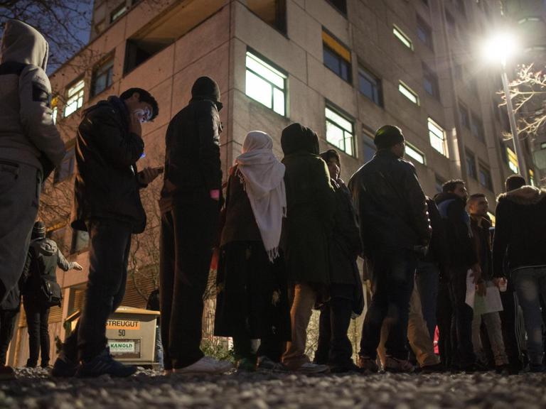 Flüchtlinge in Berlin vor dem Landesamt für Gesundheit und Soziales (07.12.2015).
