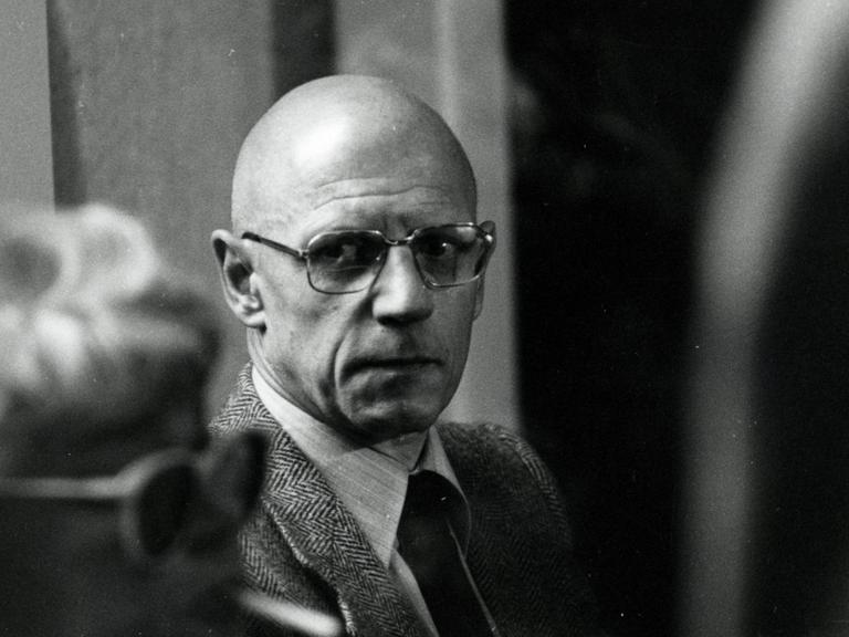 Der französische Philosoph Michel Foucault (1926 - 1984) bei einer Veranstaltung, 1982. Schwarzweiß-Fotografie.