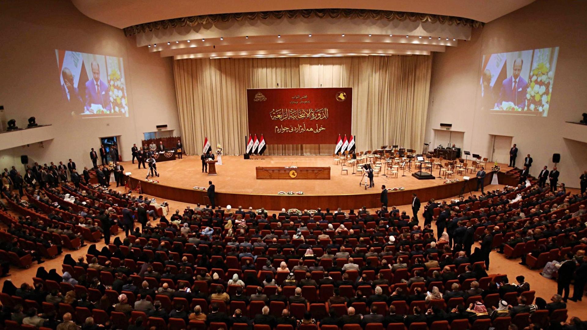 Die Abgeordneten versammeln sich im Halbrund des Plenarsaals (Archiv).