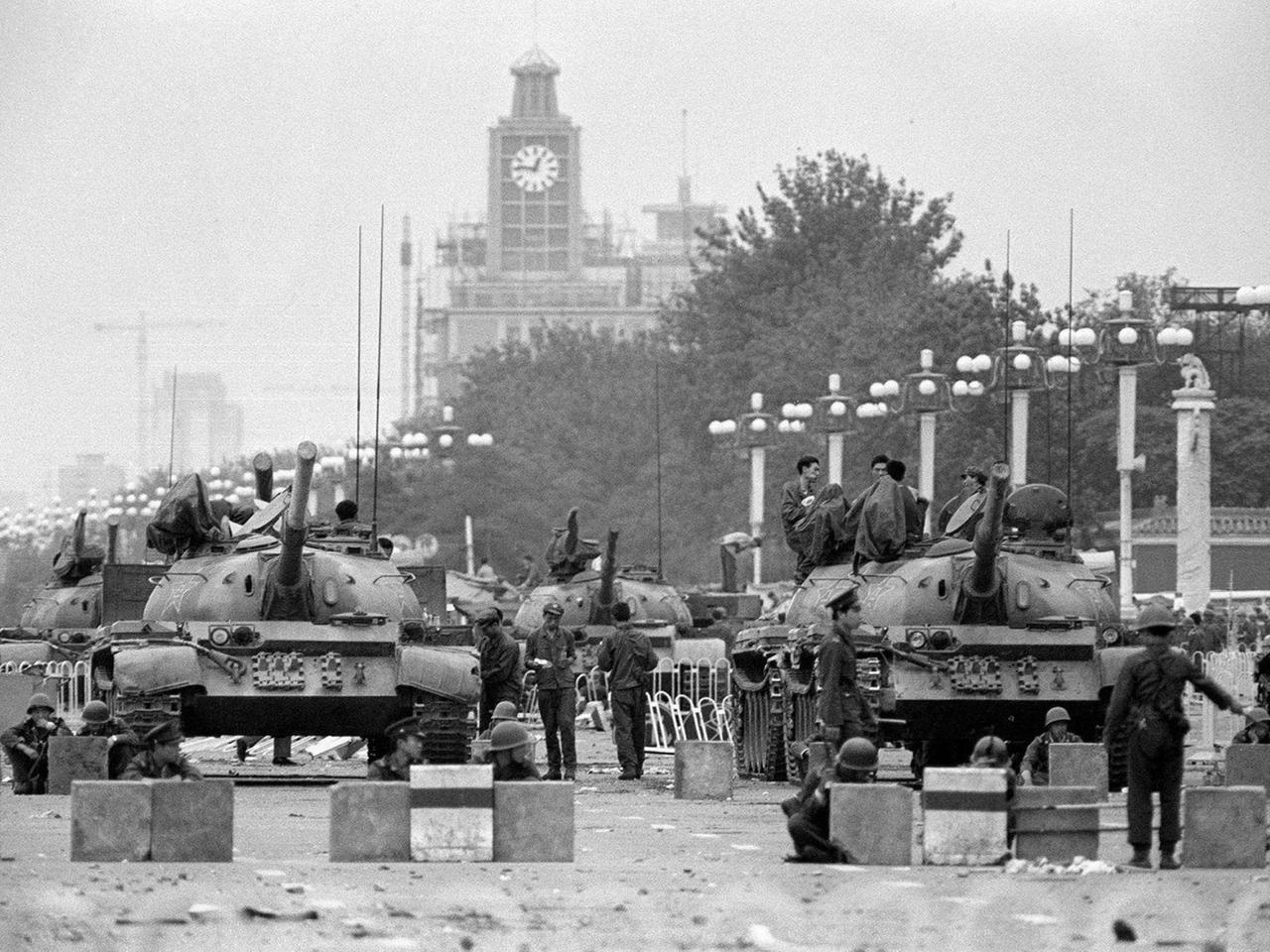 Nur wenige Tage nach dem Massaker: Panzer stehen am  6. Juni 1989 auf dem Platz des Himmlischen Friedens Wache.