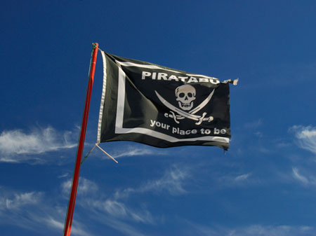 Flagge der Strandbar "Piratabus" auf Formentera
