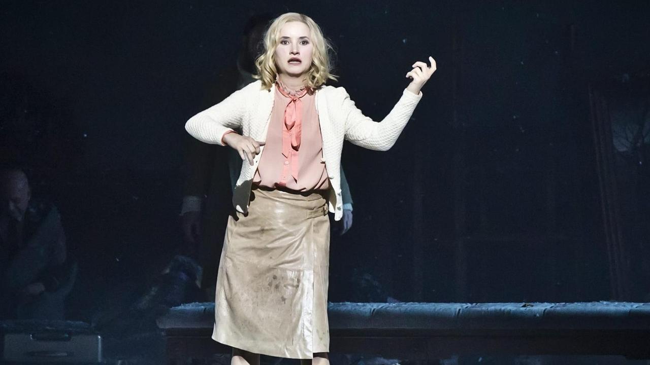 Die Sängerin Anna Prohaska auf der Bühne der Staatsooper Berlin in einer Szene der Oper "Violetter Schnee" von Beat Furrer.