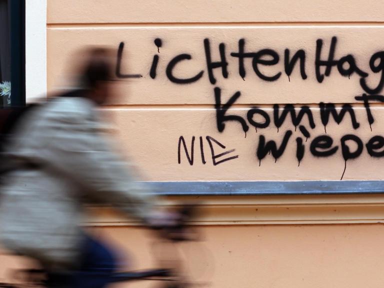 "Lichtenhagen kommt wieder" lautet eine rechtsextreme Schmiererei in Anspielung auf die ausländerfeindlichen Krawalle in Rostock-Lichtenhagen im August 1992, später wurde das Wort «Nie» dazu geschrieben.