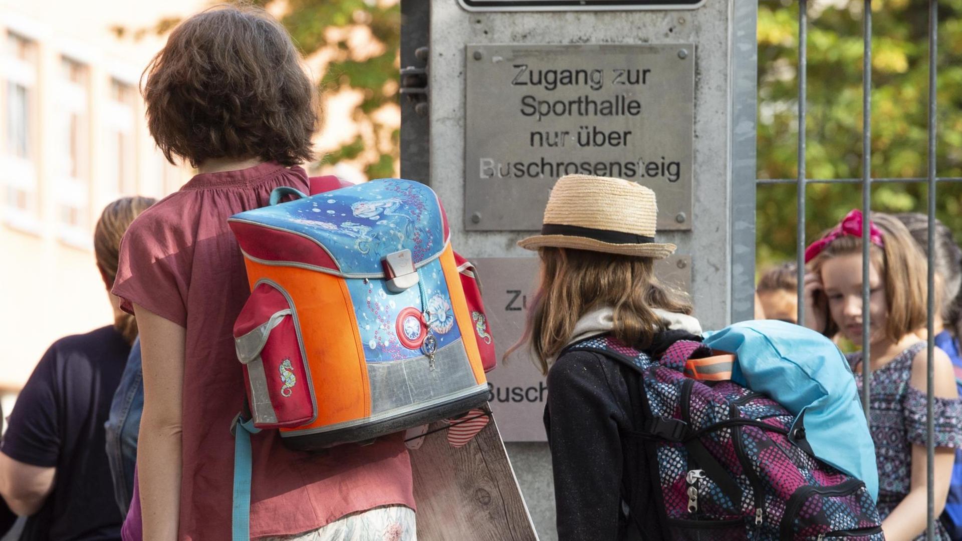 Kinder gehen in Britz an der Herrmann-Nohl-Grundschule auf den Pausenhof.