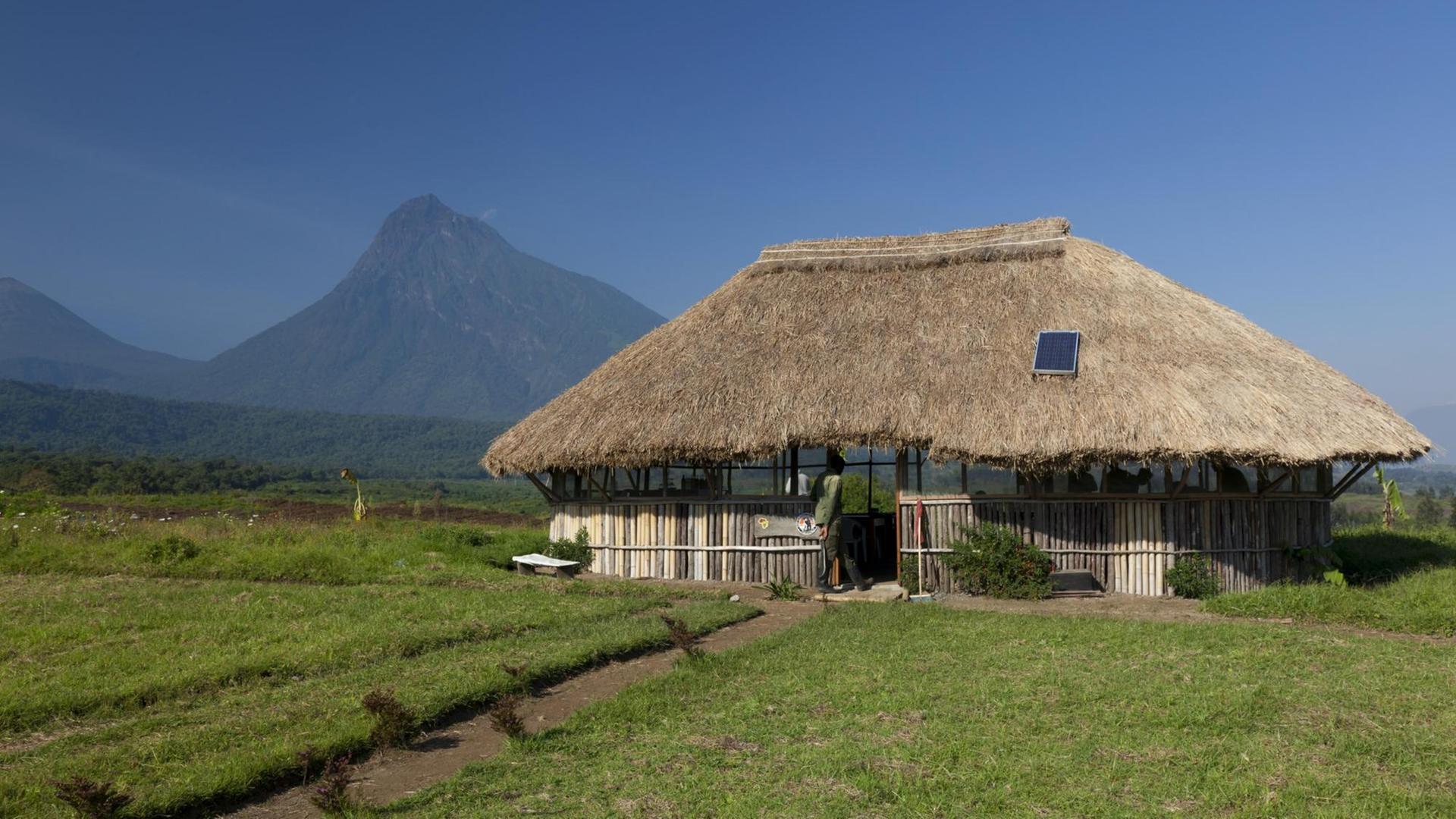 Hütte der Parkranger des Virunga-Nationalparks am Fuße des Vulkans Mikeno