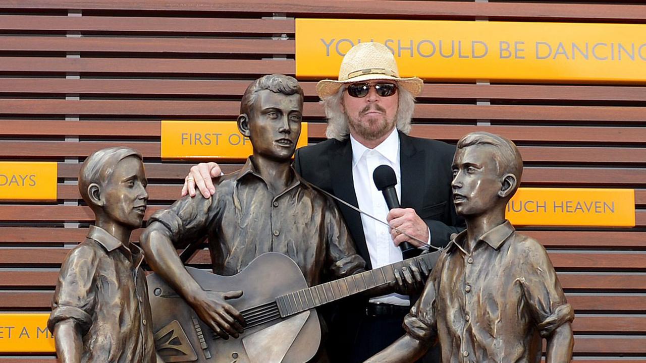 Der Musiker und Sänger Barry Gibb freut sich über die Enthüllung der Bee Gees-Statue in der australischen Stadt Redcliffe im Februar 2013.